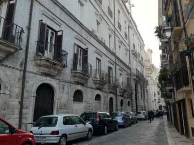 A destra dell�edificio si apre una stradina, vico Prefettura, che ci porta su via Intendenza che ci conduce direttamente alla nostra chiesa, situata all�estremo angolo nord del retro della Prefettura